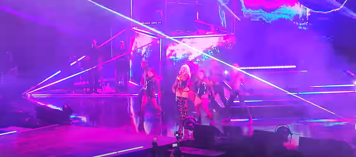 Britney compartilhou uma imagem com a seguinte cita&ccedil;&atilde;o: "eu descobri que s&oacute; existe um jeito de parecer magra: sair com pessoas gordas".