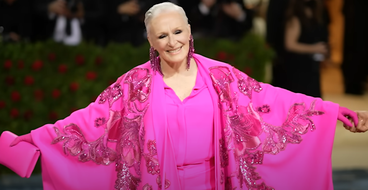 "Lamento profundamente n&atilde;o poder participar do Festival, pois houve uma emerg&ecirc;ncia familiar que me obriga a ficar em casa", disse Glenn Close.