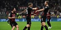 Jogadores do Milan comemoram o gol de Tommaso Pobega