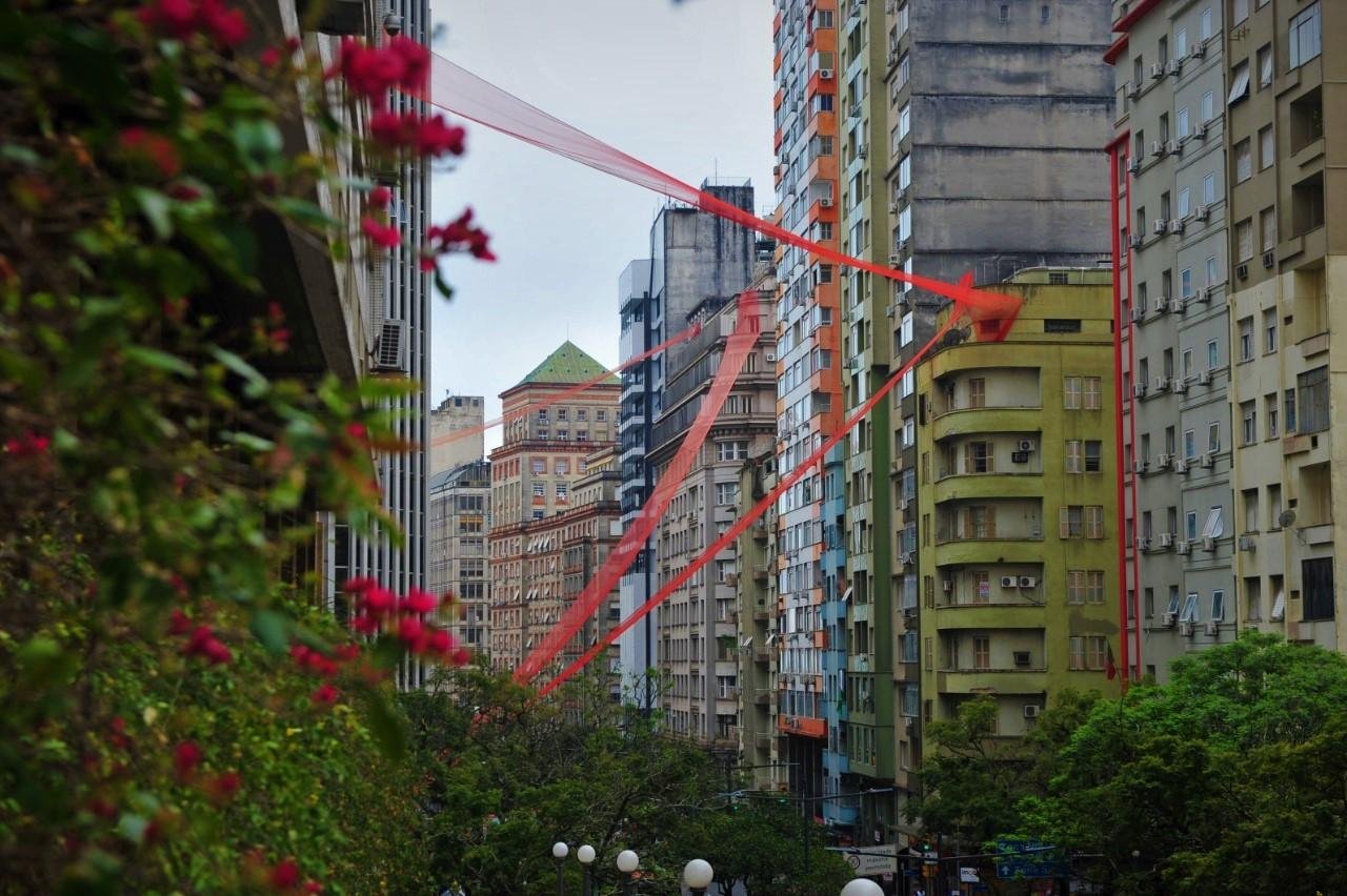Instala&ccedil;&atilde;o "Batimento", de Tulio Pinto, com faixas alaranjadas, pode ser vista em diversos pontos da Avenida Borges de Medeiros