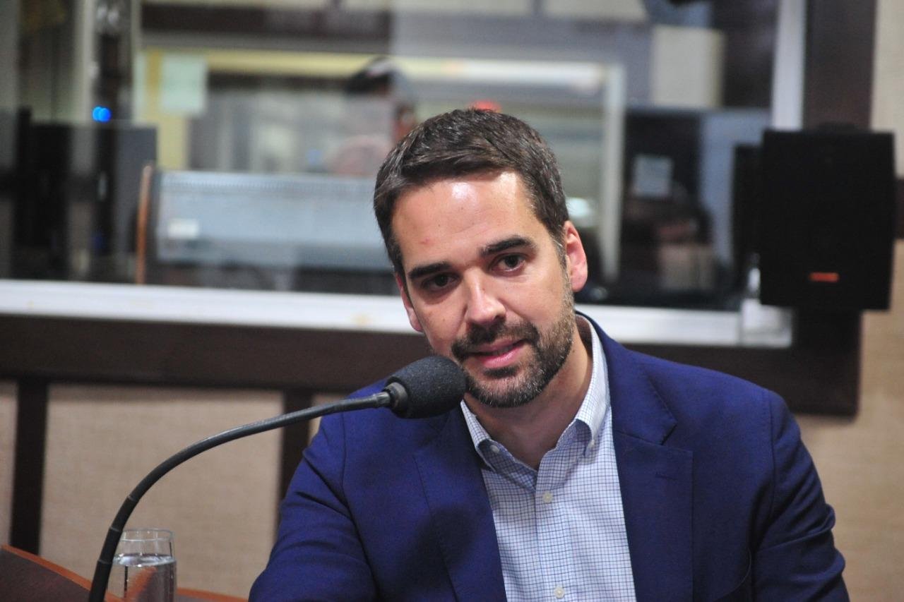 Candidato ao governo do RS, Eduardo Leite (PSDB) &eacute; entrevistado pelo programa 'Agora' da R&aacute;dio Gua&iacute;ba