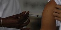 As vacinas estão sendo aplicadas nas unidades de saúde, de segunda a sexta-feira