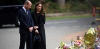 Príncipe William e Kate contemplam homenagens à rainha Elizabeth II