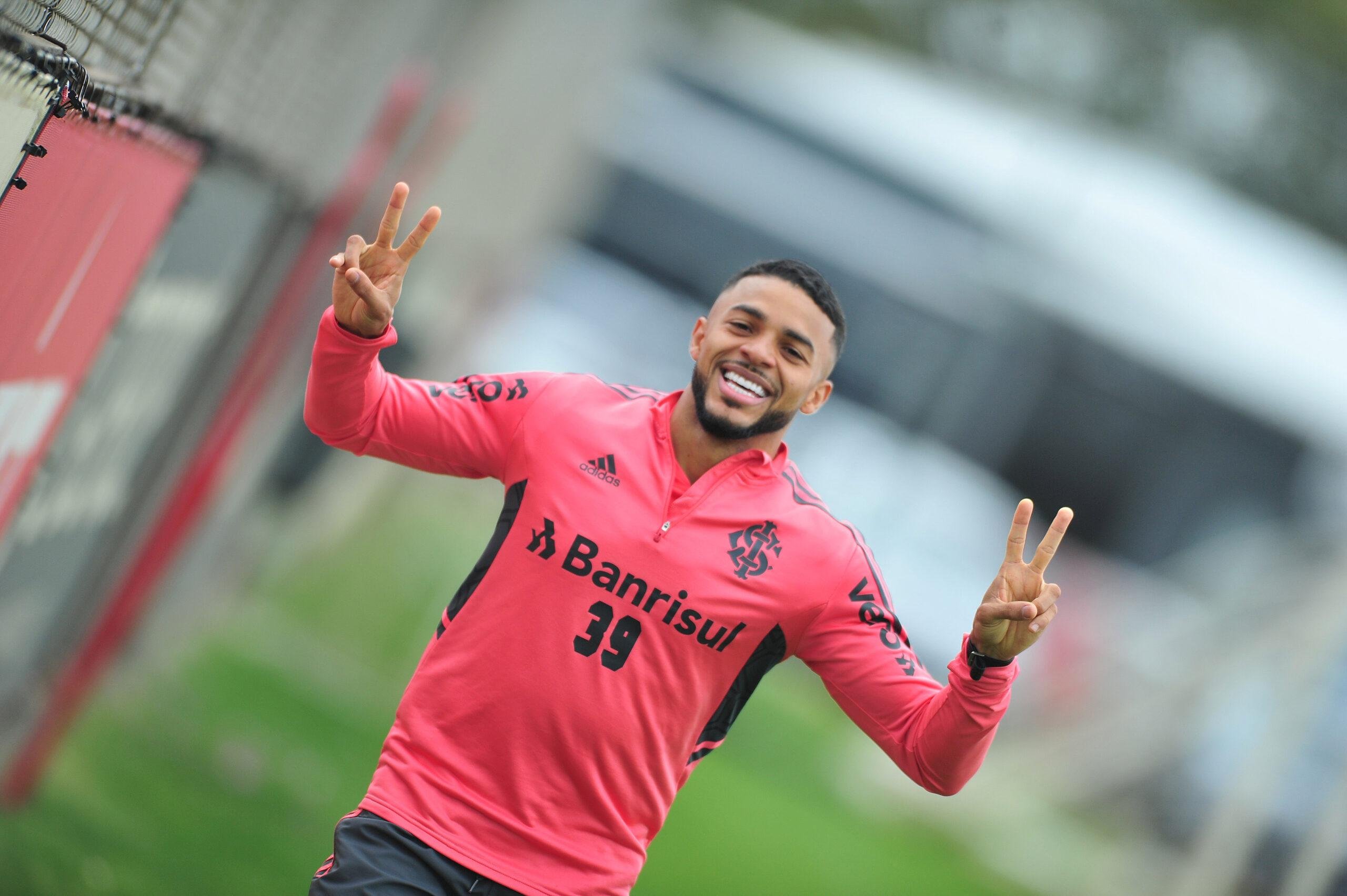 Wanderson fica no Inter por mais tr&ecirc;s anos
