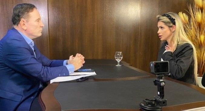 Roberto Cabrini entrevista C&aacute;ssia Vialli Martins no Domingo Espetacular