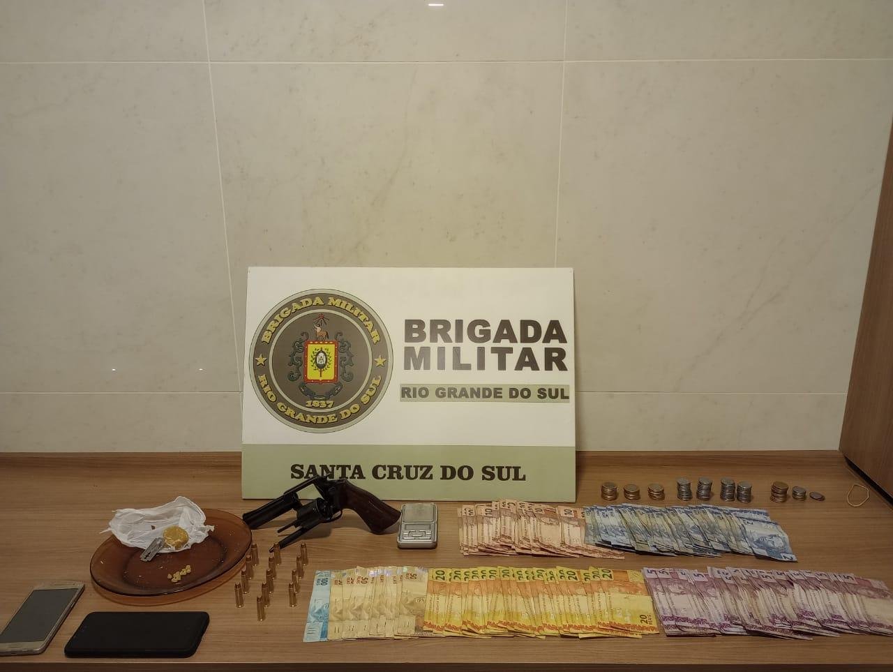 Entre o material apreendido, mais de R$ 2 mil, pedras de crack e muni&ccedil;&otilde;es intactas