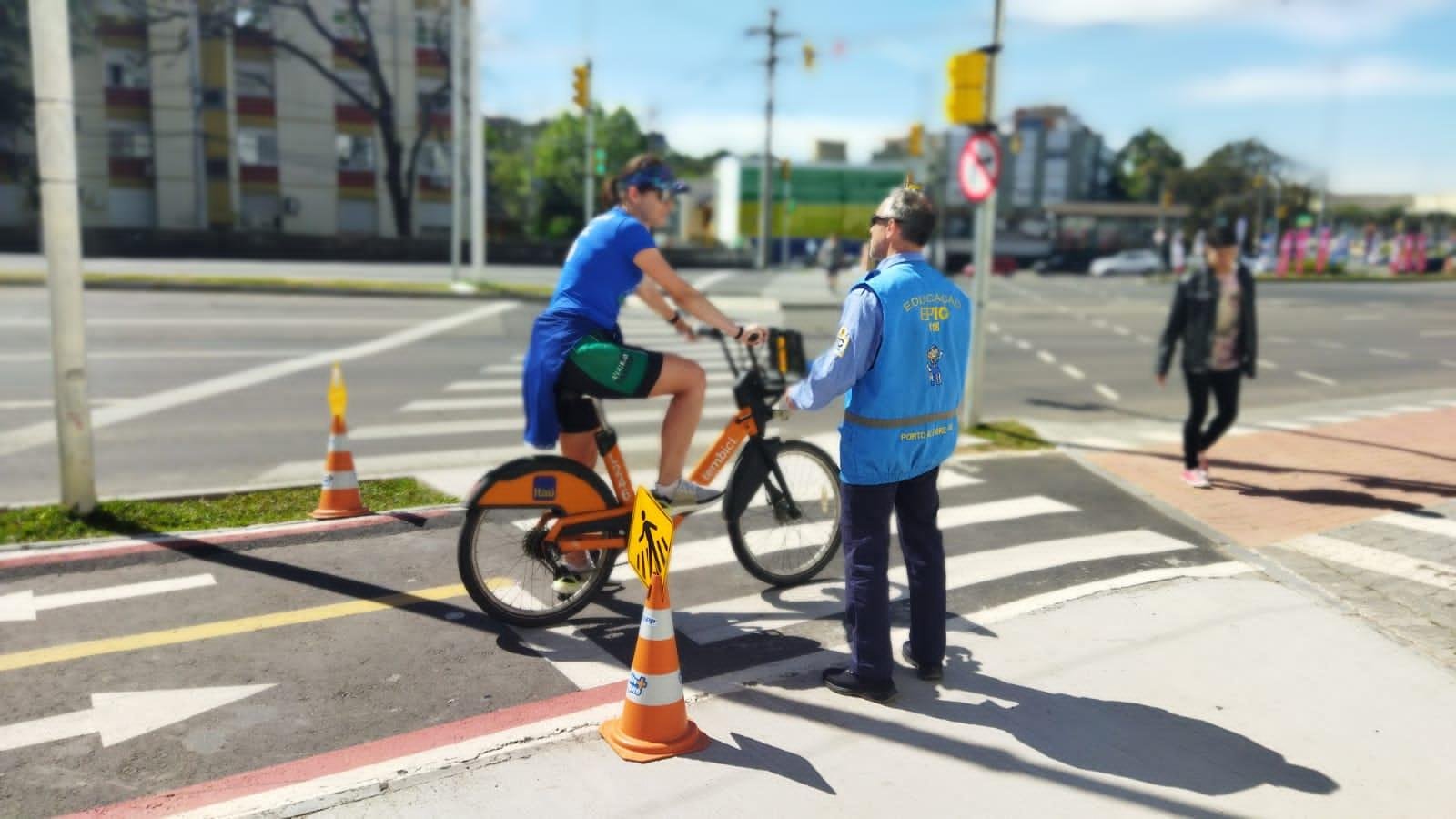 Agente da EPTC aborda ciclista na avenida Padre Cacique