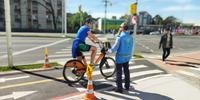 Agente da EPTC aborda ciclista na avenida Padre Cacique