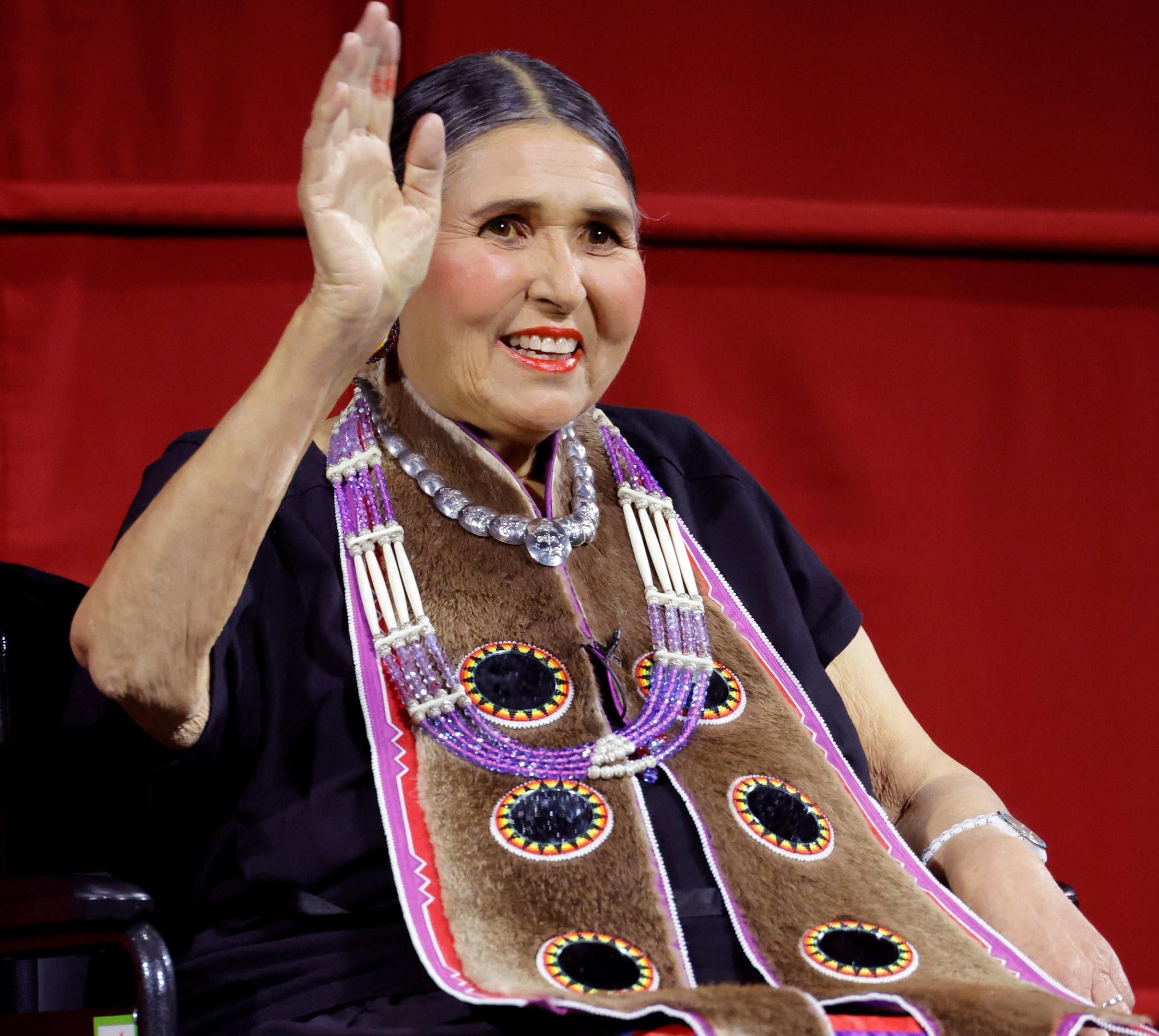 Sacheen Littlefeather, que &eacute; apache e yaqui, foi vaiada na cerim&ocirc;nia da Academia em 1973