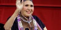 Sacheen Littlefeather, que é apache e yaqui, foi vaiada na cerimônia da Academia em 1973