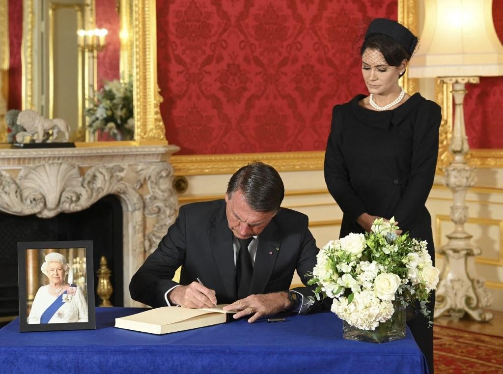Presidente da Rep&uacute;blica prestou condol&ecirc;ncias &agrave; fam&iacute;lia real e falou sobre o que espera de conversa com rei Charles III