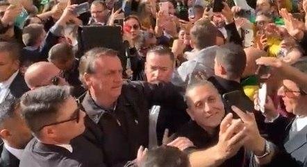 O presidente precisou conversar com a pol&iacute;cia inglesa para se aproximar de apoiadores brasileiros na embaixada em Londres