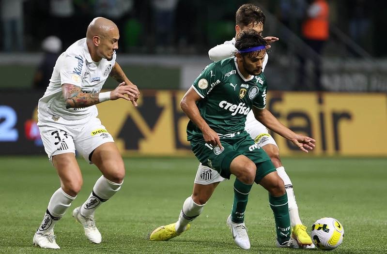 Palmeiras vence o Santos e segue l&iacute;der do Brasileir&atilde;o