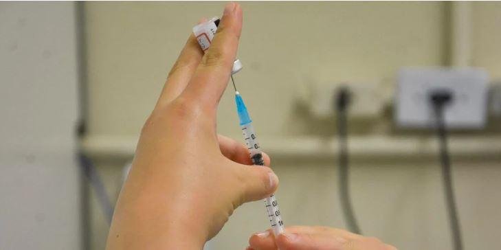 A imuniza&ccedil;&atilde;o acontece em v&aacute;rios bairros, de forma descentralizada