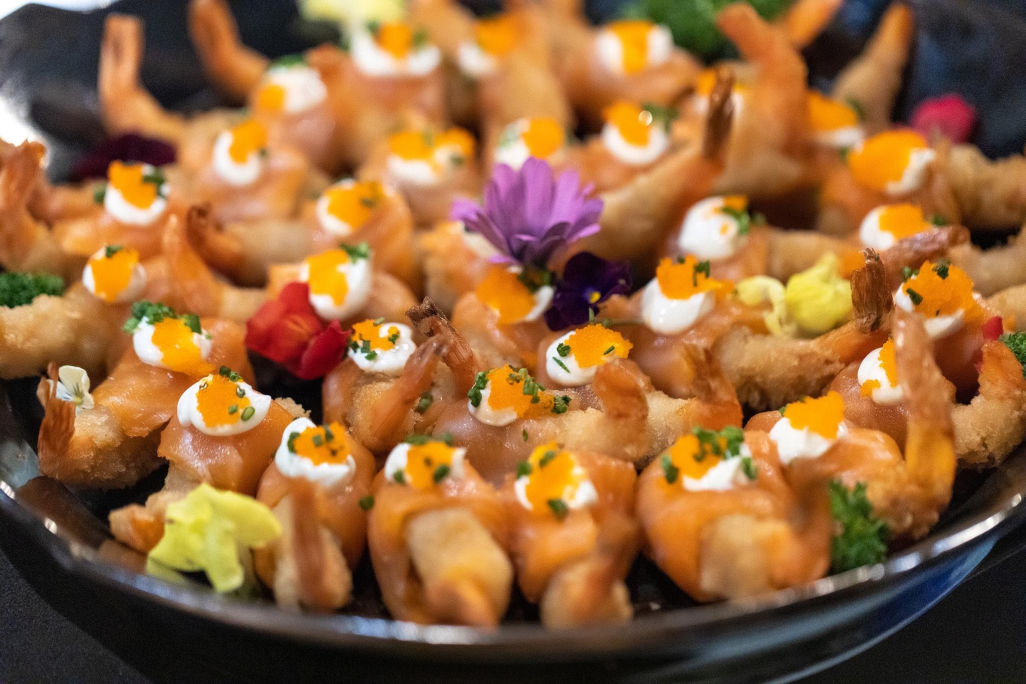 Menu conta com robatas de camar&atilde;o envoltas no salm&atilde;o, com ovas de capelin e cream cheese
