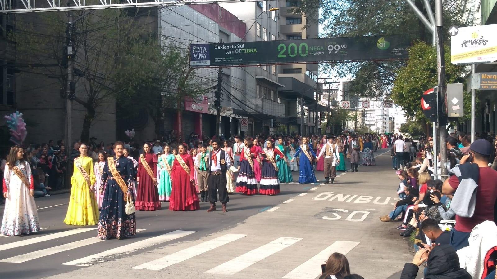 Em Caxias do Sul, 12 mil pessoas se concentraram nas ruas para assistir ao desfile farroupilha