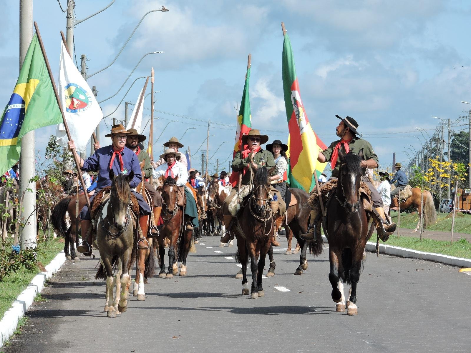 Em Canoas, desfile contou com a participa&ccedil;&atilde;o de 450 cavalarianos