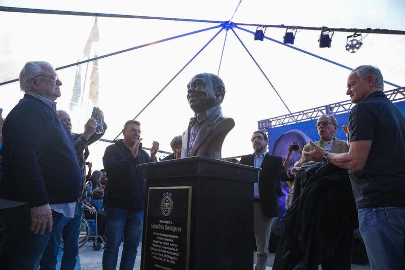 Gr&ecirc;mio inaugura busto de Lupic&iacute;nio Rodrigues na Arena