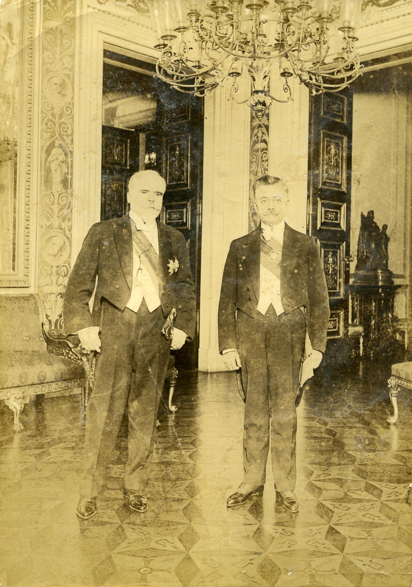 O presidente de Portugal, Antonio Jos&eacute; de Almeida com Epit&aacute;cio Pessoa.