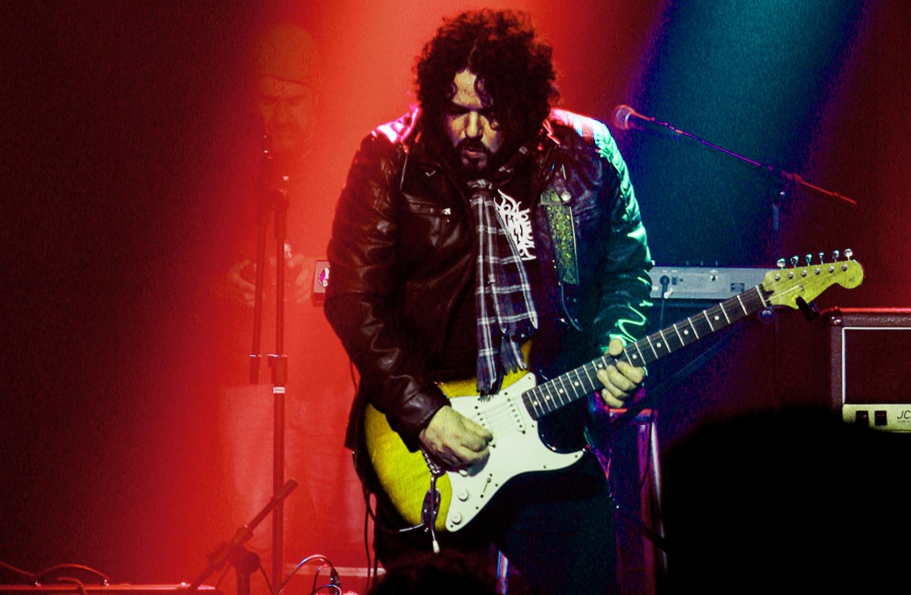 Vince Velvet &eacute; o guitarrista da banda ga&uacute;cha
