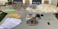 Polícia apreendeu armas, drogas e documentos
