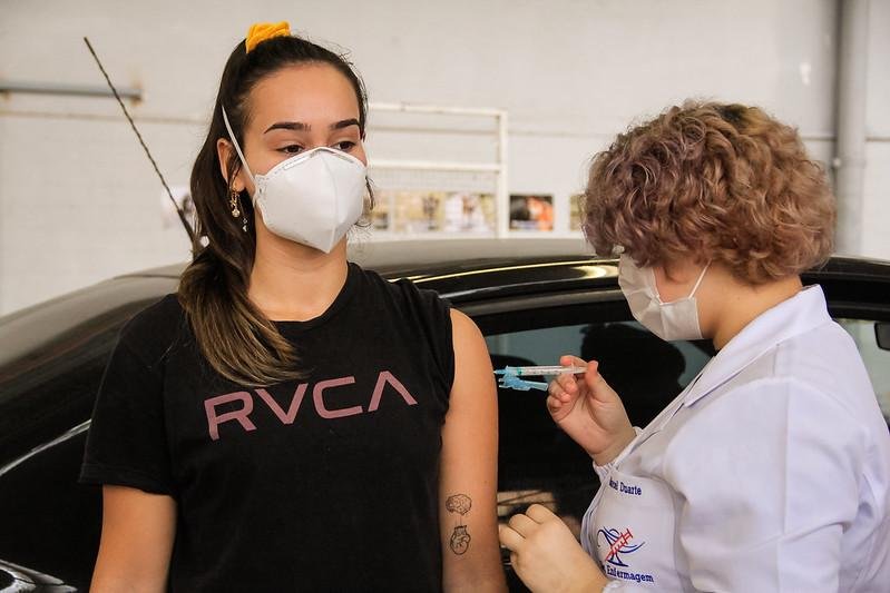 Pessoas com sintomas gripais ou que tiverem positivado para o coronav&iacute;rus devem aguardar para receber o imunizante