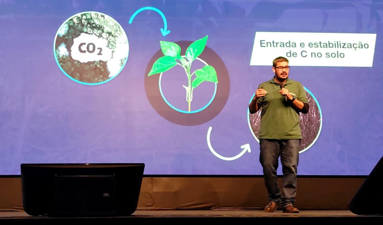 Cristiano Andrade, da Embrapa, explica processo de sequestro de carbono no solo
