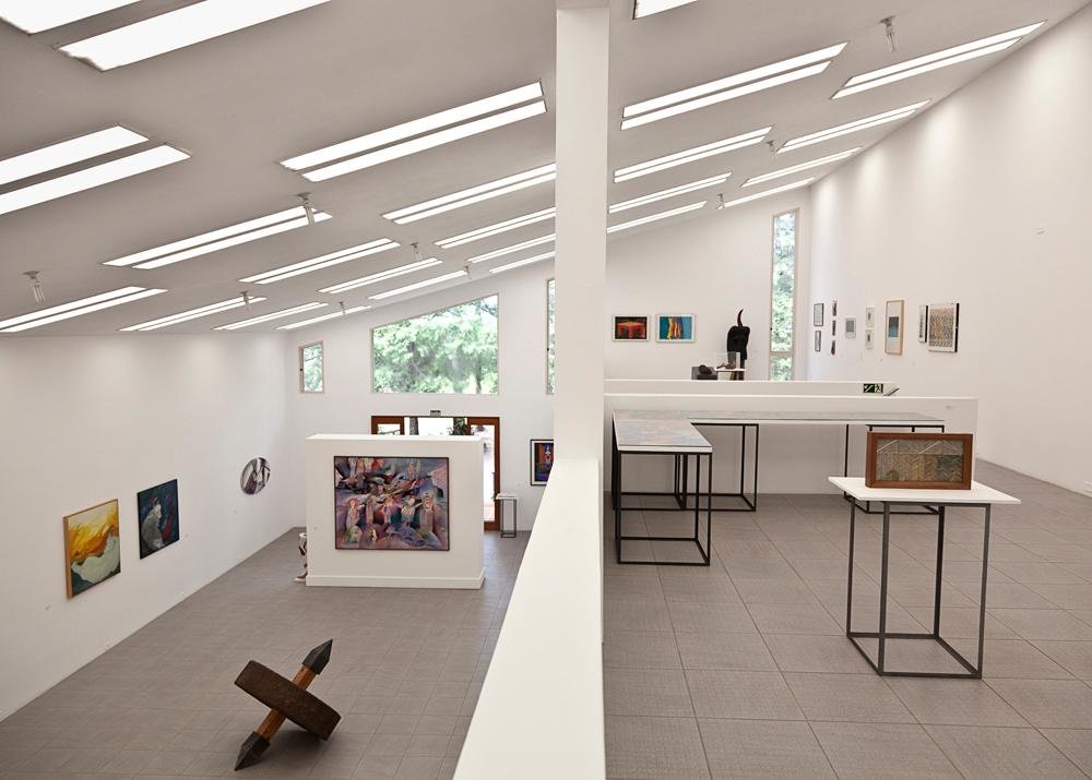 Coletiva re&uacute;ne 38 artistas representativos da arte produzida na d&eacute;cada de 80, em diversas linguagens.