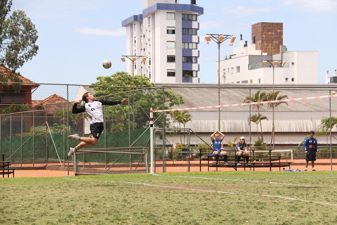 Modalidade guarda uma s&eacute;rie de semelhan&ccedil;as com o v&ocirc;lei, como a divis&atilde;o dos atletas por lado do campo e a troca de jogadas entre as equipes, at&eacute; que uma delas cometa um erro ou n&atilde;o impe&ccedil;a o sucesso do ataque advers&aacute;rio. No Brasil, h&aacute; cerca de 100 equipes espalhadas pelo pa&iacute;s atualmente