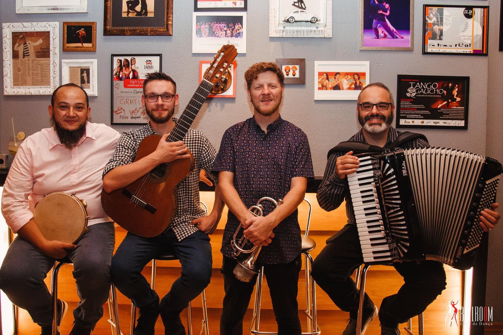 Criado em 2013, pelo flautista Daniel Balconi, em Caxias do Sul, o grupo "Choros de Balc&atilde;o" &eacute; hoje formado por L&eacute;oz&atilde;o Reis (pandeiro), Eduardo Santos (viol&atilde;o sete cordas), Beto Scopel (trompete) e Rafael De Boni (acordeon)