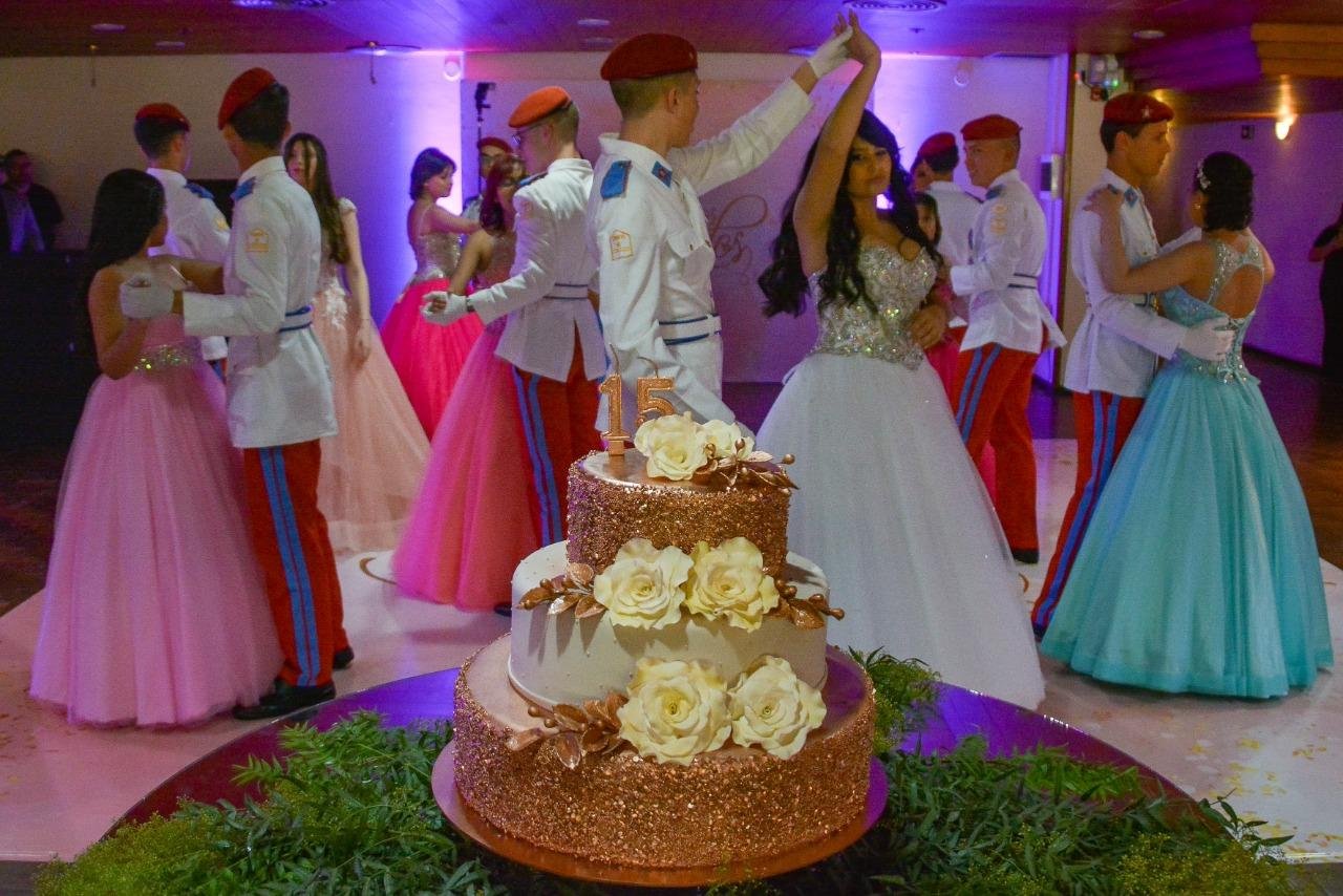 Acompanhadas pelos "pr&iacute;ncipes" do Col&eacute;gio Militar, as debutantes dan&ccedil;aram a valsa