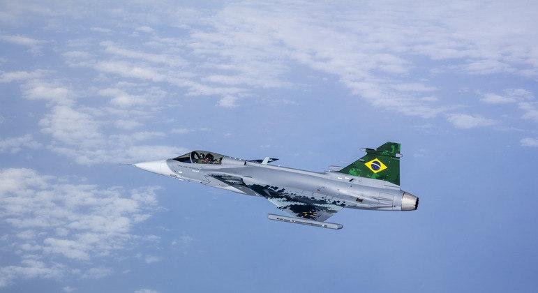 Brasil recebe dois novos ca&ccedil;as Gripen