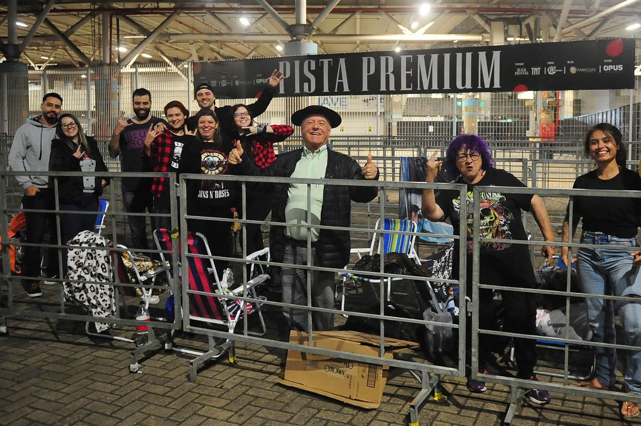 F&atilde;s v&atilde;o passar a noite na fila para garantir lugar pr&oacute;ximo ao palco no show banda, na Arena