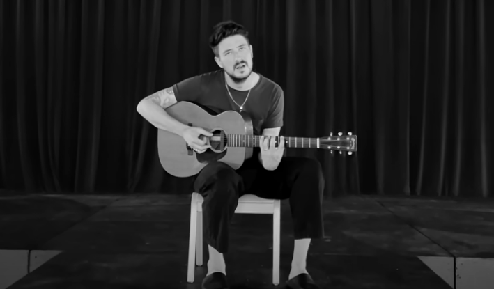 Imagem do novo clipe do cantor brit&acirc;ncio Marcus  Mumford