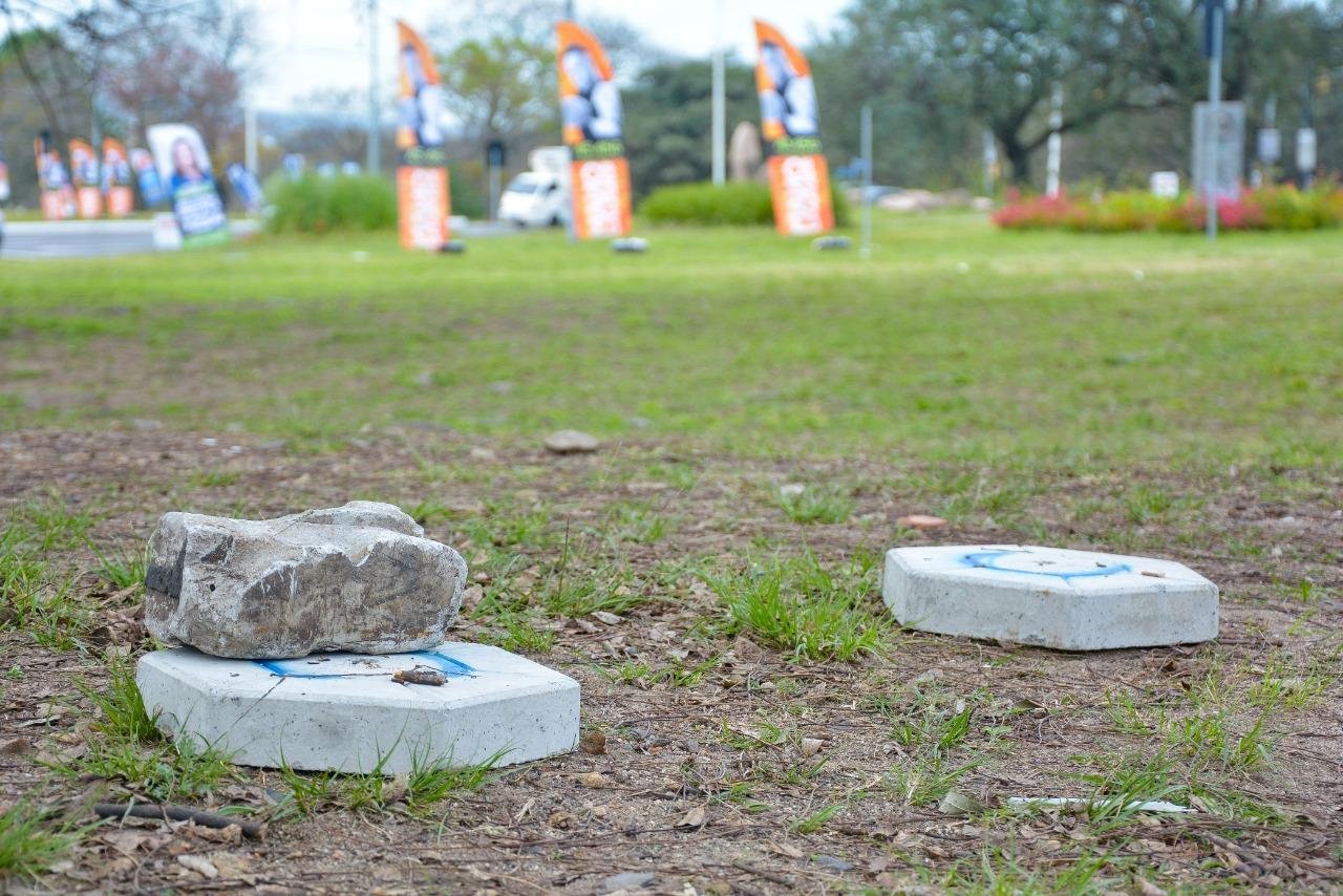 Pr&oacute;ximas ao Gas&ocirc;metro, bases soltas dos windbanners oferecem perigo