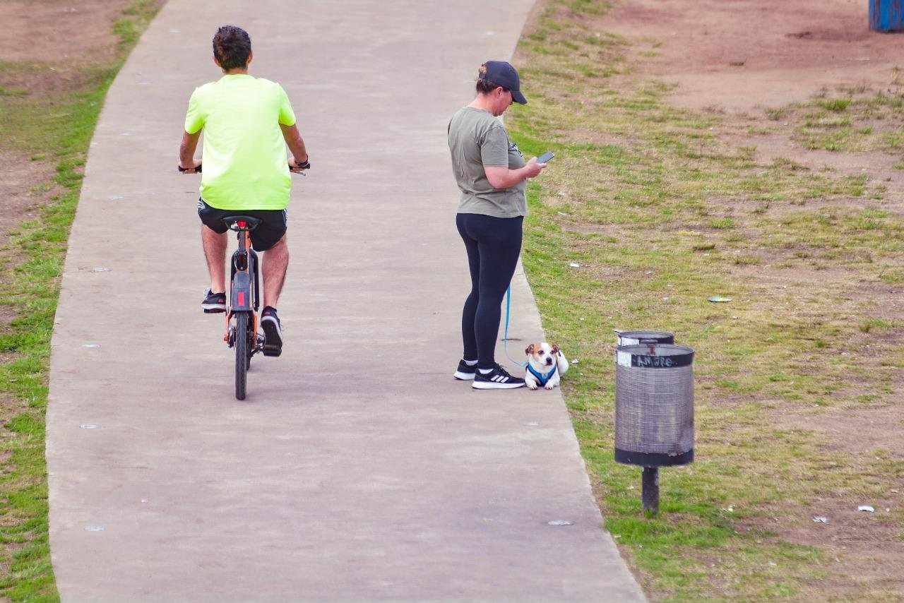 Pedestres e ciclistas dividem espa&ccedil;o no trecho pr&oacute;ximo ao Gas&ocirc;metro