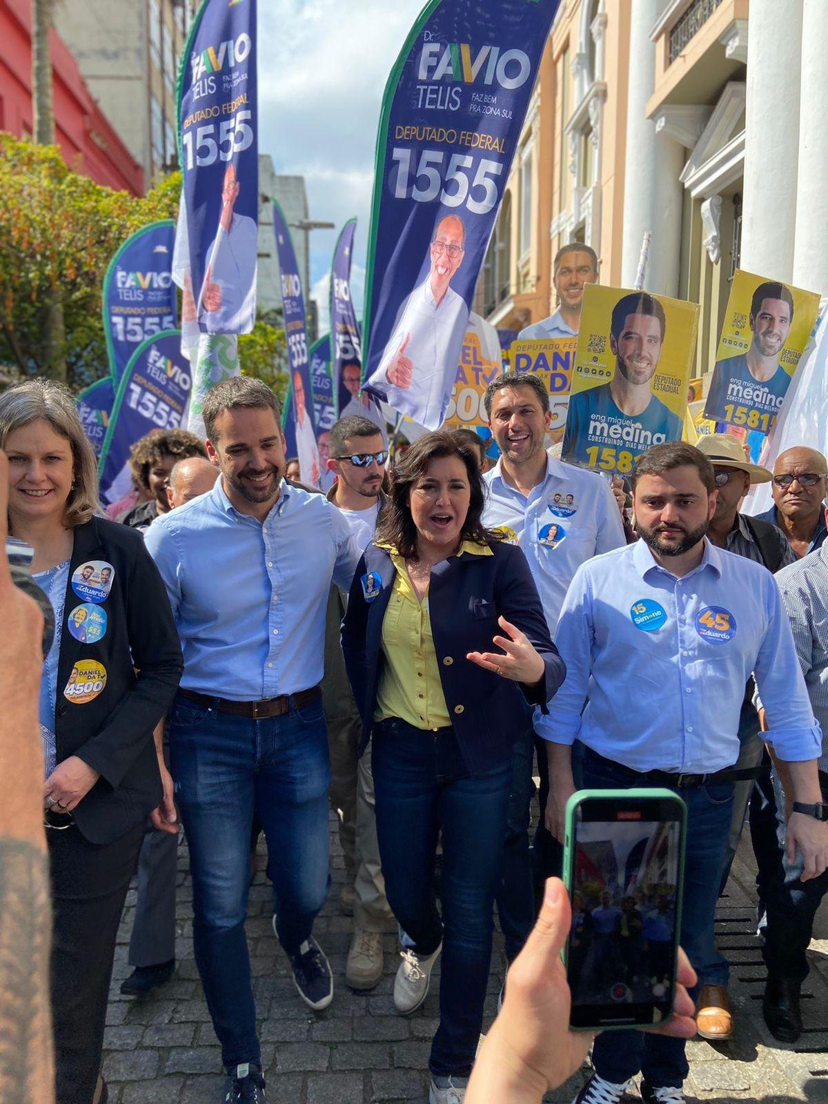Simone Tebet caminhou pelo centro de Pelotas com Eduardo Leite e Gabriel Souza.