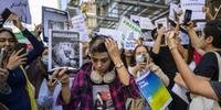 Ativista Forouzan Farahani raspa a cabeça em protesto pela morte de Mahsa Amini no Irã