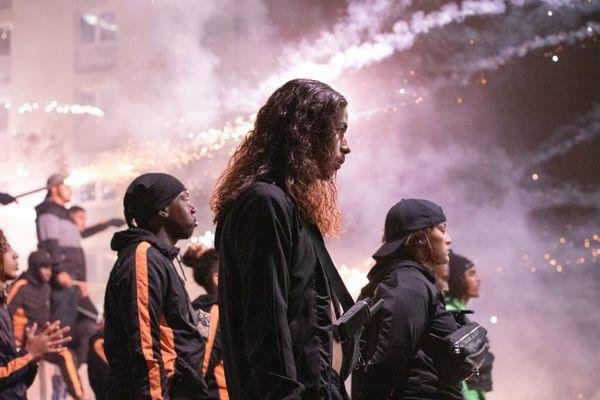 "Athena", filme do franc&ecirc;s Romain Gavras, acompanha protesto