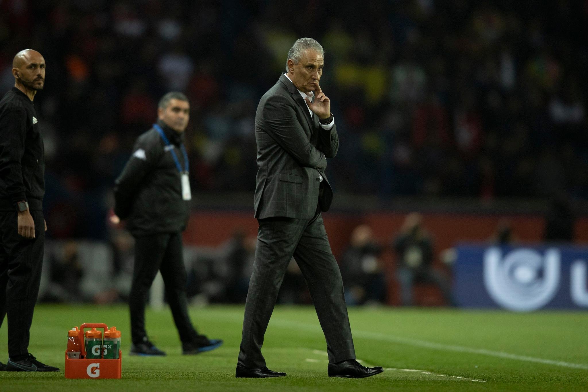 Tite na beira do gramado do Parque dos Pr&iacute;ncipes, em Paris