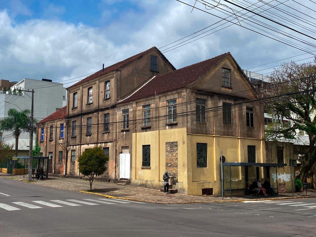 Pr&eacute;dio em alvenaria teve as duas primeiras partes conclu&iacute;das em 1937 e a terceira em 1942