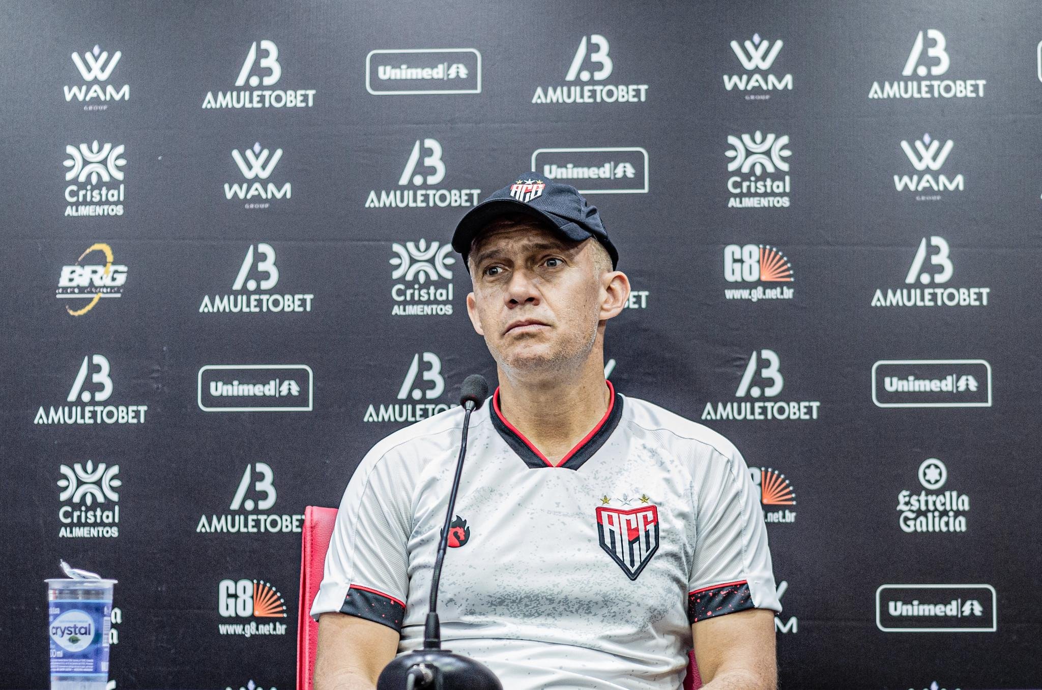 Eduardo Baptista deixa o comando do Atl&eacute;tico-GO