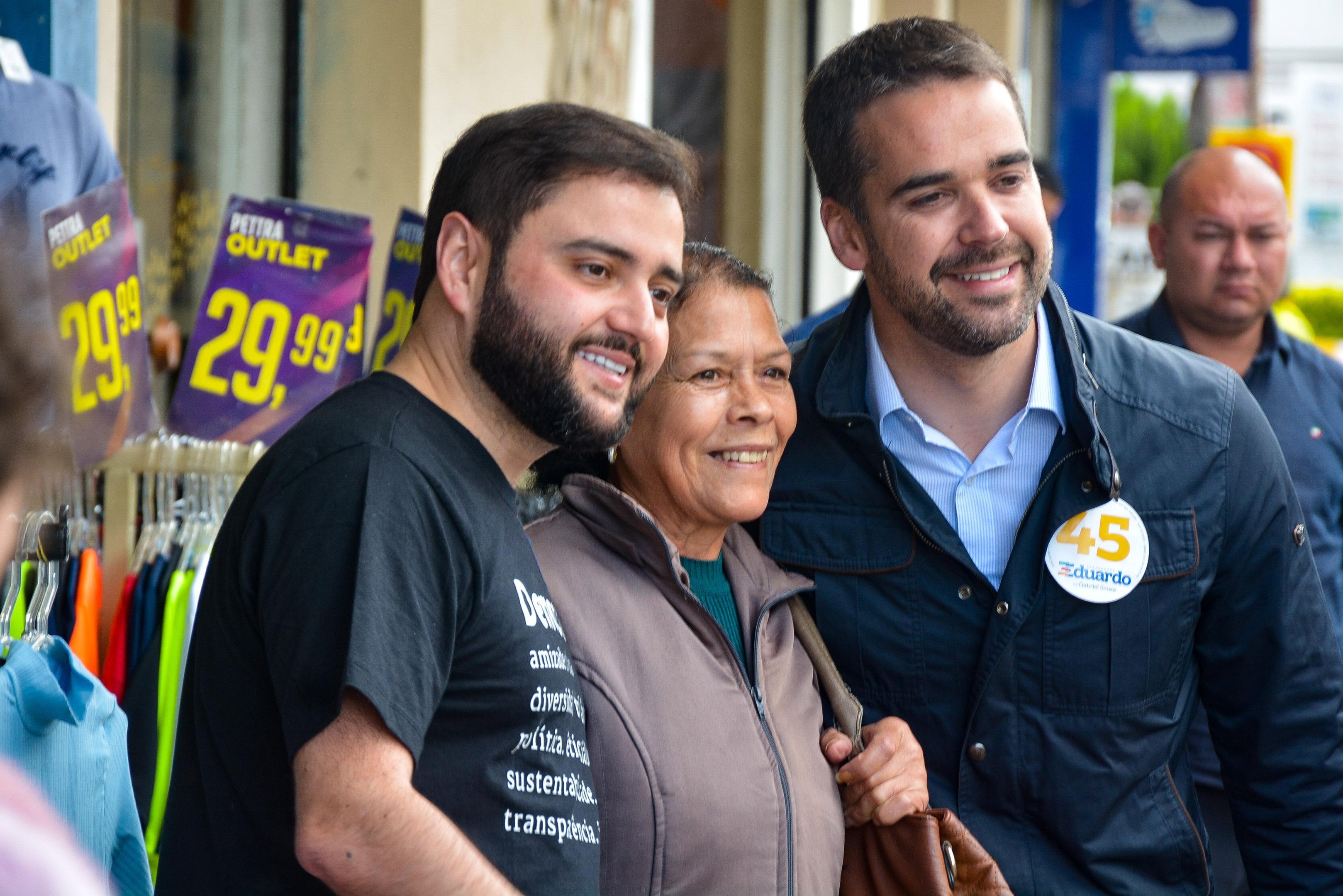 Candidato ao governo do Estado, Eduardo Leite, em caminhada com apoiadores na Avenida Assis Brasil.