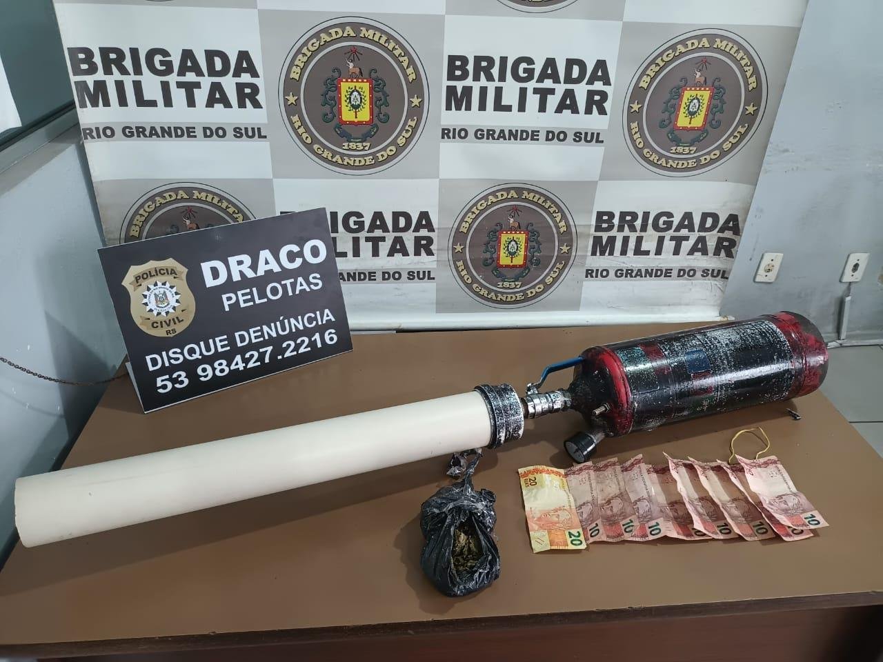 Policiais flagraram duas pessoas usando a arma para arremessar drogas para o interior da penitenci&aacute;ria