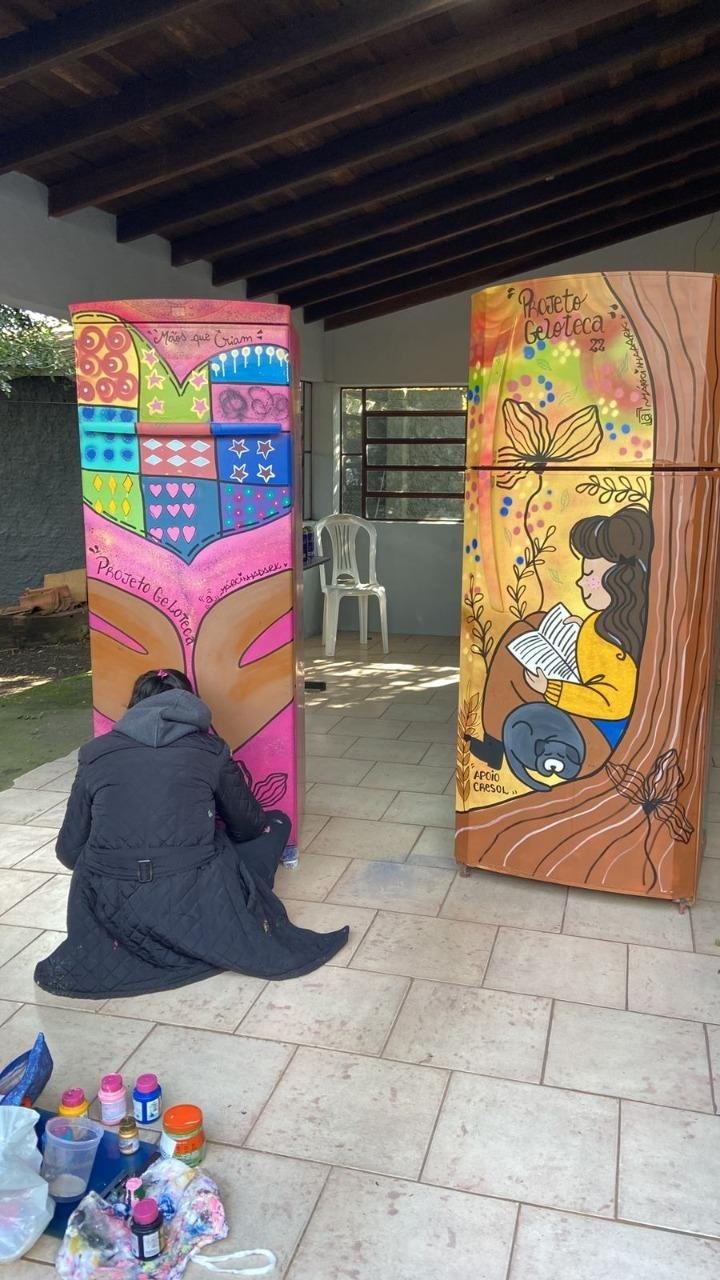 O projeto transforma geladeiras descartadas em bibliotecas m&oacute;veis
