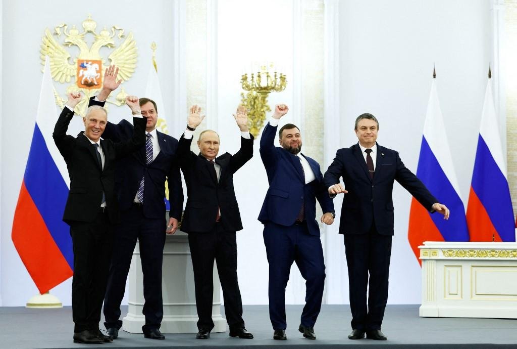 Putin comemora ap&oacute;s assinar tratado para anexar quatro regi&otilde;es da Ucr&acirc;nia