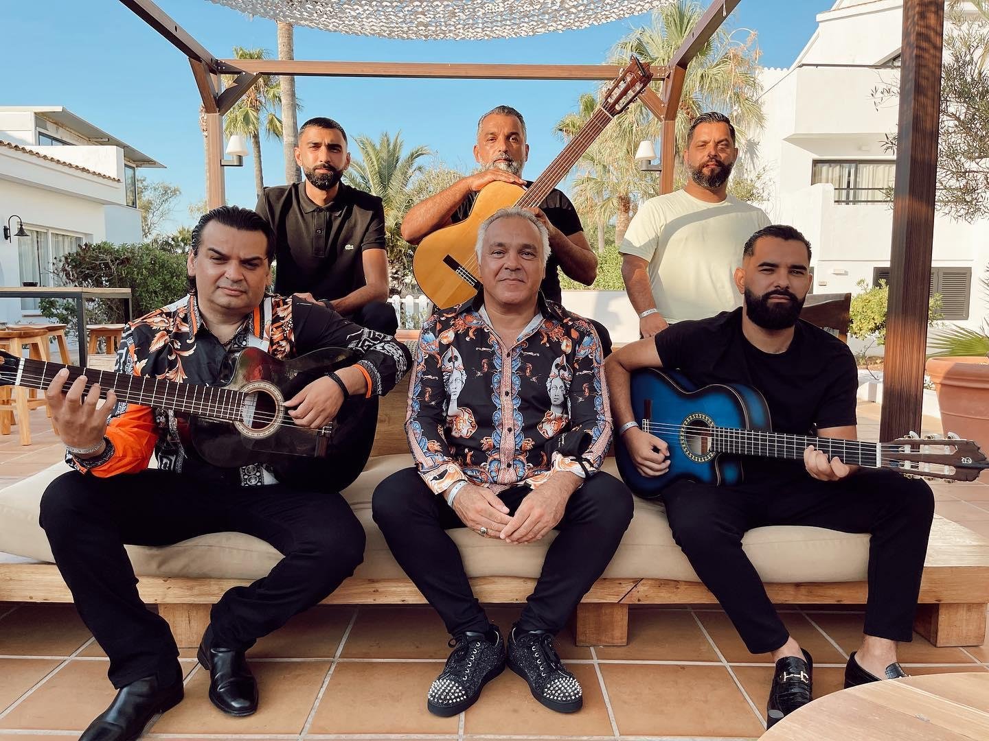 Fundador da banda original, Gipsy Kings, junto com seu irm&atilde;o Nicolau Reis, Andre Reyes saiu da banda h&aacute; cinco anos. Ele est&aacute; &agrave; frente do Gipsy Kings por Andr&eacute; Reyes, ao lado de seu filho, sobrinhos e primos.