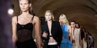 Modelos apresentam criações de Victoria Beckham em desfile da coleção Primavera Verão 2023 em Paris