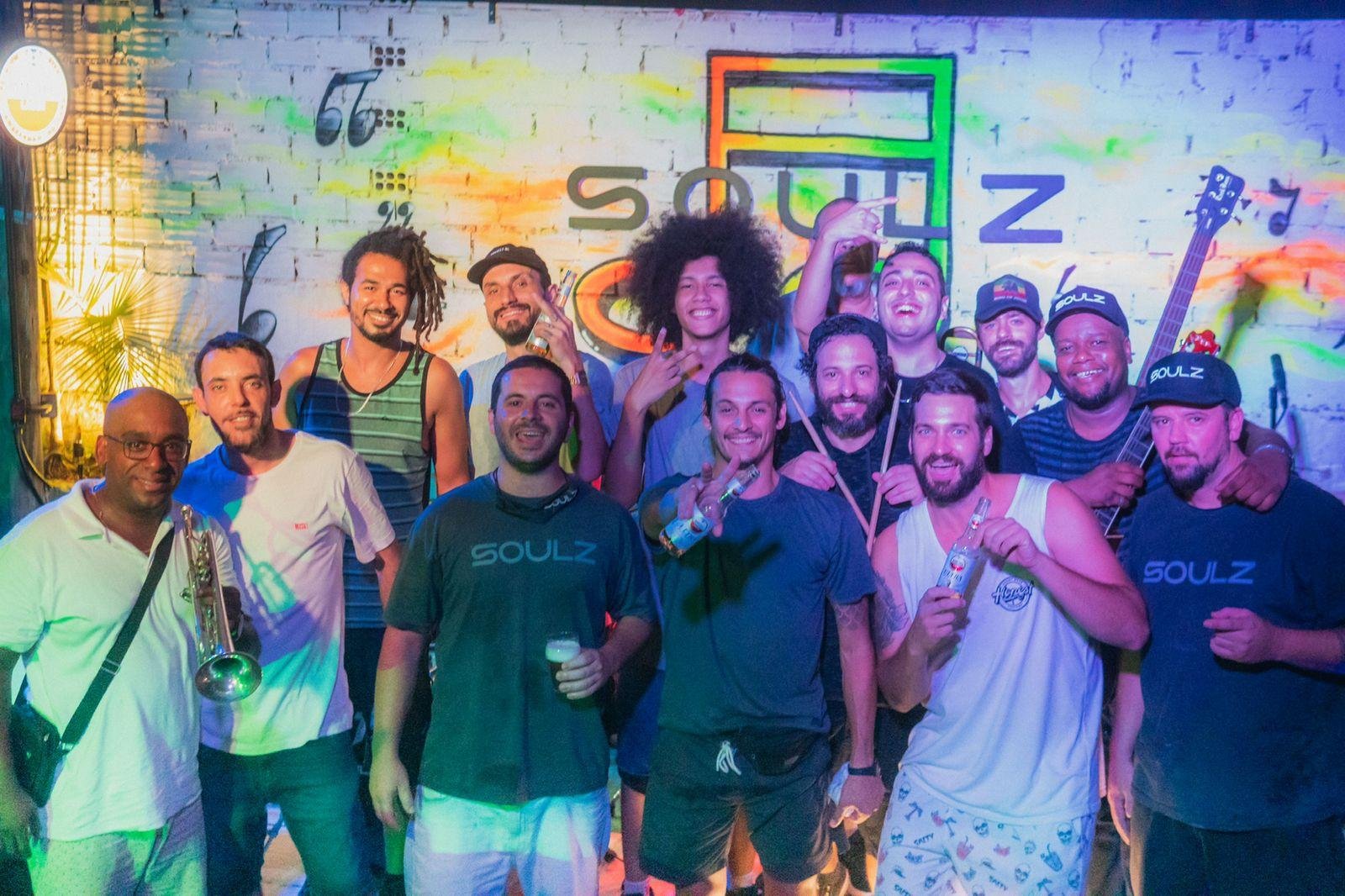 Banda do Domingo Maior e o staff do bar Soulz em uma edi&ccedil;&atilde;o anterior do evento dominical mensal