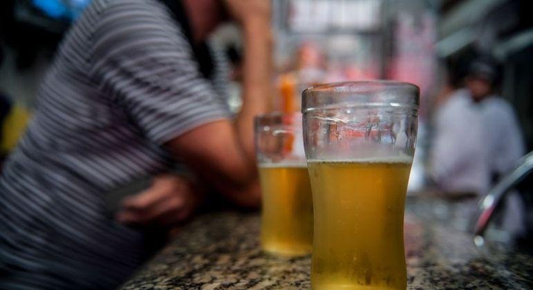 Como o pa&iacute;s n&atilde;o tem uma lei federal sobre o assunto, cada unidade da Federa&ccedil;&atilde;o pode decidir se pro&iacute;be ou n&atilde;o o com&eacute;rcio de bebidas alco&oacute;licas